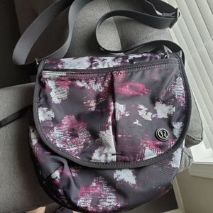 Lululemon the essential bag